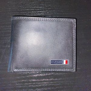 Tommy Hilfiger Black Leather wallet Bi-fold